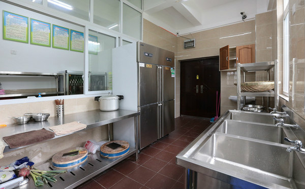 避免廚師患上職業(yè)性支氣管炎，廚房風(fēng)機(jī)維護(hù)必不可少！